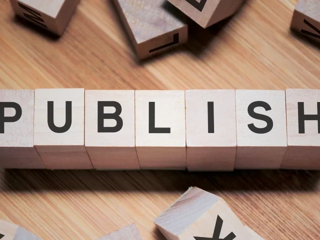 Traditional vs Self-Publishing: Which Book Path Is Right for You?